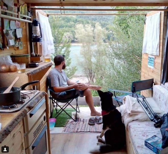 vanlife-a_couple_of_adventurers